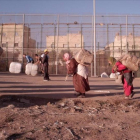 Imagen de la serie documental 'Al otro lado', con la valla que separa Melilla de Marruecos al fondo.-DISCOVERY MAX