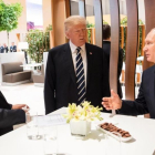 El presidente de la Comisión Europea, Jean Claude Juncker, conversa con Donald Trump y Vladimir Putin en un receso de las reuniones del G20.-BPA