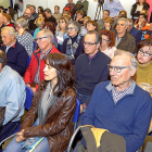 Vecinos de La Overuela durante la reunión con el equipo de gobierno municipal.-J.M. LOSTAU
