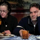 ¿Que he hecho yo para merecer esto? (1984). La peculiar abuela de la familia pinta figuritas de porcelana y flipa con el agua con gas.-