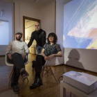 Juan Carlos Quindós, Pedro Gallego y Marta Álvarez junto a las obras del primero, en La Gran.-MIGUEL ÁNGEL SANTOS