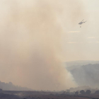 Un medio aéreo ayuda a sofocar el incendio de Fermoselle.-ICAL