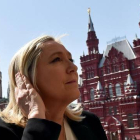 Le Pen visita la Plaza Roja de Moscú, antes de su reunión en la Duma, este martes.-Foto:   AFP / KIRILL KUDRYAVTSEV