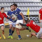 Gavidi se zafa del placaje del jugador de la Santboiana durante el partido del pasado domingo disputado en los campos de Pepe Rojo-J.M. LOSTAU