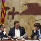 El portavoz del Govern, Jordi Turull, el vicepresident Oriol Junqueras y el president, Carles Puigdemont.-ALBERT BERTAN