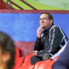 Miguel Ángel Peñas, en la grada 'exiliado' durante un partido de su equipo esta temporada.-M. A. SANTOS