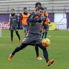 Alfaro se dispone a chutar en el entrenamiento de ayer.-Balcaza