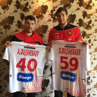 Los hermanos Dujshebaev (Álex y Daniel) posan con la camiseta de la selección-EL MUNDO