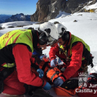 Dos personas de Emergencias rescatando al montañista-EUROPA PRESS