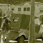 Un pollino junto a un vehículo de la época en el barrio Girón en la década de los 60. ARCHIVO MUNICIPAL