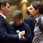 Albert Rivera y Pablo Iglesias conversan en el Congreso.-DAVID CASTRO