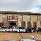 Foto de familia de los primeros inscritos en la marcha solidaria del Frío Campo y Lumbre en Benafarces a favor del ‘Proyecto Madagascar’.-E.M.