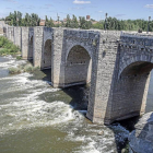 Puente medieval que comunica las dos zonas del municipio salvando el río.-Pablo Requejo