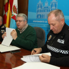 El concejal de Seguridad del Ayuntamiento de Ponferrada, Ricardo Miranda (C), junto al mayor de la Policía municipal, Arturo Pereira (I), y el responsable de la Unidad de Seguridad ciudadana, Aquilino Borraz (D), durante la presentación del balance de 201-Ical