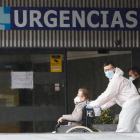 Una mujer es trasladada en silla de ruedas al Hospital Clínico de Valladolid. J.M. LOSTAU