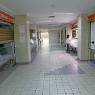 Una cliente en el único puesto de carnicería que estaba ayer abierto en el mercado municipal de López Gómez.-J. M. LOSTAU