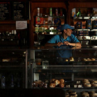 Un pequeño negocio intenta trabajar en medio del apagón en Venezuela.-REUTERS
