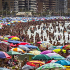 El sector turístico español es uno de los potencialmente más afectados por el brexit. En la foto, una imagen de la playa de Benidorm, en Alicante.-/ MIGUEL LORENZO