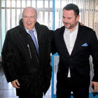 El Procurador del Común, Javier Amoedo (I), acompañado por el presidente de Autismo León, José Ángel Crego (D), visita el centro docente de Autismo León.-ICAL
