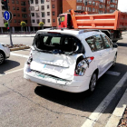 Accidente entre un autobús y un turismo en el paseo Juan Carlos I en el que cinco personas han resultado heridas.-POLICÍA LOCAL