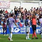 Cuadra Fernández muestra la tarjeta roja a Míchel el domingo en Huesca.-LA LIGA