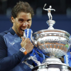 Nadal levanta el trofeo de Barcelona.-AP / MANU FERNÁNDEZ