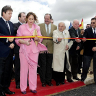 El presidente Herrera asiste a la apertura en 2003 del último tramo de la A-231 con la alcaldesa de Melgar cortando la cinta.-ICAL