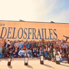 Un grupo de jóvenes frente a las puertas de la Bodega Valdelosfrailes.-E. M.