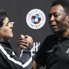 Maradona y Pelé se reconcilian en París.-