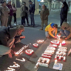 Vecinos encienden velas en memoria de José Manuel, ayer.-EL MUNDO