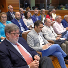 Santiago Aparicio, Vicente Andrés, Faustino Temprano, Evelio Angulo y Fernando Escobillas siguen el debate desde la tribuna de invitados.-J.M. LOSTAU