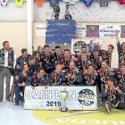 Los jugadores delCPLV celebran, acompañados por las autoridades, la consecución de su novena Copa delRey.-PABLO REQUEJO