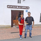 Mercedes y Juan Luis, condos de sus clásicos platos de huevos fritos frente a Venta Pinillos.-