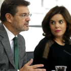 El ministro Rafael Català y la vicepresidenta Soraya Sáenz de Santamaria, tras el Consejo de Ministros.-EFE / ÁNGEL DÍAZ