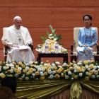 El Papa Francisco y la líder birmana Aung San Suu Kyi en Rangún.-/ AFP / AUNG HTET