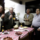 Los asistentes al acto prueban los productos de León en la presentación a las Sociedades Gastronómicas de Bilbao-Ical