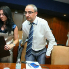 La ex portavoz del PSOE del Ayuntamiento de Ponferrada, Ángela Marqués (D), abandona sola el pleno de organización y retribuciones del consistorio ponferradino a su finalización. A su izquierda, el nuevo portavoz del grupo socialista, Operario Ramón (C), -ICAL