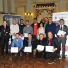 Foto de familia de los ganadores de los concursos de fotografía y relatos.-EM