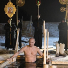El presidente ruso, Vladimir Putin, se sumerge en aguas heladas para celebrar la Epifanía, rito religioso ortodoxo.-/ AP / ALEXEI DRUZHININ