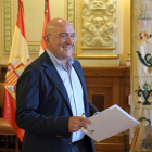 El alcalde de Valladolid, Jesús Julio Carnero, explica la situación financiera del Ayuntamiento. ICAL