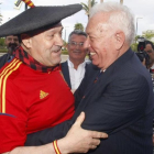 Manolo el del bombo se abraza al ministro Margallo.-/ EFE / MORELL