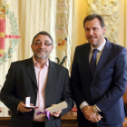 El alcalde de Valladolid, Óscar Puente, entrega al alcalde de Villalar de los Comuneros, Luis Alonso Laguna, uno de los Premios 'Piñones de Oro', que otorga la Casa de Valladolid en Madrid-Ical