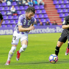 Jose corre tras el balón ante la presencia de Iriondo en el partido frente al Elche.-J.M.LOSTAU