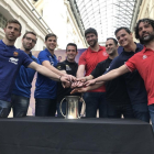 Los representantes de todos los equipos participantes en la Copa posan con el trofeo.-EL MUNDO