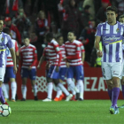 Anuar, Mata y Kiko Olivas, cabizbajos tras el gol del Granada en Los Cármenes el pasado viernes.-PHOTO-DEPORTE