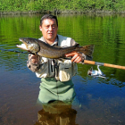 Pescador con un soberbio ejemplar de trucha capturado en Salamanca.-L. FUENTE