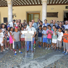 El presidente de la Asociación de Amigos del Pueblo saharui junto a los niños acogidos.-MIGUEL ÁNGEL SANTOS