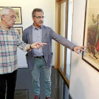 Manuel Torres y el diputado provincial Alejandro García junto a una de las obras expuestas en Zorrilla.-J. M. Lostau