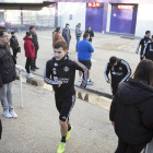 El atacante Toni sube las escaleras hacia los Campos Anexos para comenzar el entrenamiento de ayer.-PABLO REQUEJO