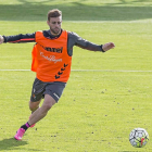 Rodri corre tras el balón en un entrenamiento-Miguel Ángel Santos
